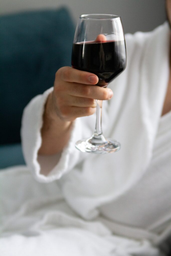 red wine, wine glass, man-7010894.jpg